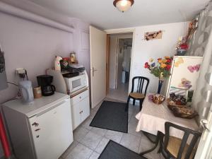 Kuchyň nebo kuchyňský kout v ubytování chez jocelyne la bonnaventure