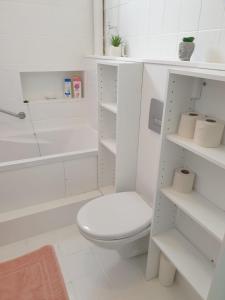 Villa Angelina في بوسولاي: حمام ابيض مع مرحاض ودش +58 صورة