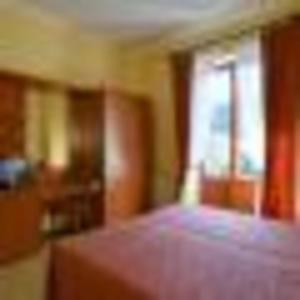 una stanza vuota con un letto e una finestra di Residence Paradiso Monolocale 305 a Moneglia Altre 3 foto