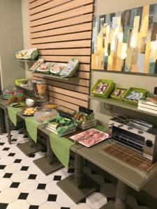 un ristorante con due tavoli con piatti di cibo di Residence Paradiso Monolocale 305 a Moneglia