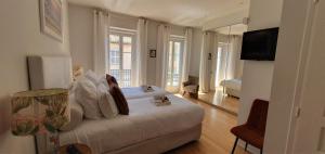een slaapkamer met een bed en een groot raam bij Villa Terra by Festif Azur - House 250m2 Quiet, 5 min walk from Palais des Festivals and Beaches in Cannes