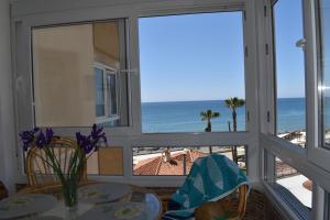 Zdjęcie z galerii obiektu Fantastic studio - beachfront w mieście Torrox +31 zdjęć
