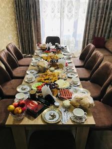HOTEL JULIA Akhaltsikhe في أخالتسيخه: طاولة طويلة مليئة بالطعام على طاولة