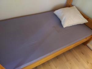 - un lit dans une chambre avec un oreiller dans l'établissement Chalet, à Lanaken