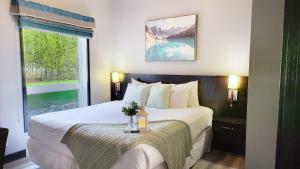Cama o camas de una habitación en Nature's Nook by Instant Suites Pool & HotTub