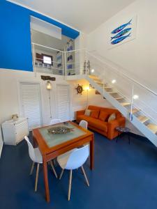 - un salon avec un escalier, une table et des chaises dans l'établissement Casa Nadip, à Ustica