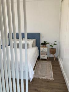 um quarto com uma cama com um berço azul e branco em CASA ANJOS em Amarante