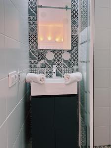 uma casa de banho com um lavatório e um espelho em bhc Boutique Hostal Cala Millor em Cala Millor