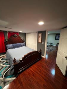 Quiet and spacious Room1 في بوليغ بروك: غرفة نوم مع سرير خشبي كبير في غرفة