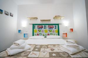 1 dormitorio con 1 cama con toallas en Ilios, en Tropea