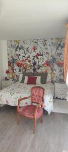 ein Schlafzimmer mit einem Bett, einem Stuhl und einer Wand in der Unterkunft Chambres d'hôtes Les Iris in Sospel