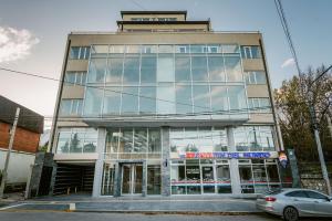 un grand bâtiment avec une voiture garée devant lui dans l'établissement Gente del Sur - Urbano Centro, à Ushuaia