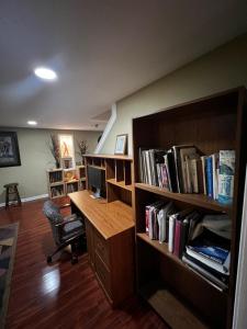Biblioteca nella stanza in casa privata