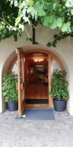 Afbeelding uit fotogalerij van Ferienwohnungen St Hippolyt mit Hallenbad in Lagundo