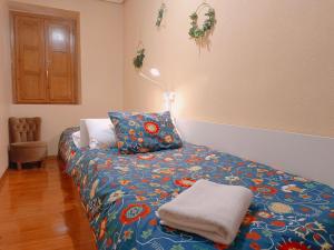 オリテにあるRonda del Castilloのベッドルーム1室(青い掛け布団付きのベッド1台付)