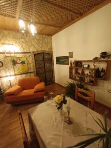 un soggiorno con tavolo e divano di Guest House Lin a Lin