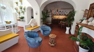 sala de estar con sillas azules y mesa en Casa Bon Bon, en Positano