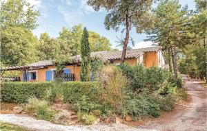 una casa de naranjos con árboles y arbustos delante de ella en Mazet Provençal dans Village Vacances, en Gaujac