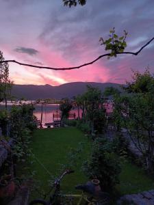 - une vue sur un parc avec un coucher de soleil en arrière-plan dans l'établissement Guest House Lin, à Lin