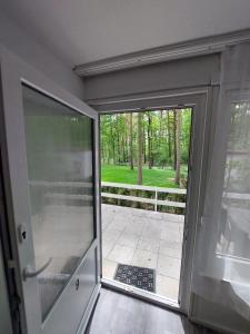 HeideseeにあるFerienbungalows am Wolziger Seeの庭を望むガラスの引き戸