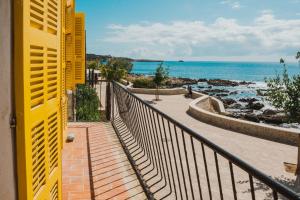 balkon z widokiem na plażę i ocean w obiekcie Sa Punta Dúplex Cala Ratjada w Cala Ratjada