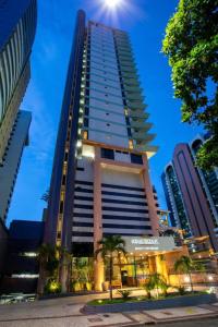 un edificio alto en medio de una ciudad en Flat Vista Mar no Meireles na Beira Mar de Fortaleza 905, en Fortaleza