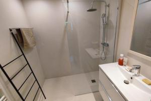 y baño con ducha y lavamanos. en WE CANNES ! Exceptional 4 rooms apartment Cannes Center swimming pool, en Cannes