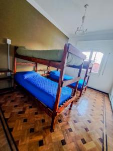 um quarto com 2 beliches e piso em madeira em Qaway em Salta