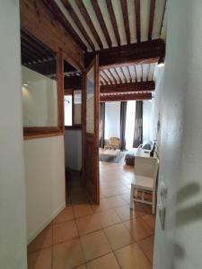 przedpokój w domu z salonem w obiekcie CORDELIERS MAIRIE w Aix-en-Provence