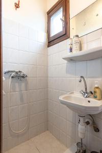 W łazience znajduje się umywalka i prysznic. w obiekcie SunRiseStudiosPapanero w mieście Damouchari