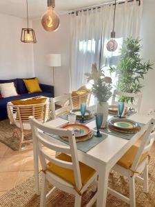 拉哈雷斯的住宿－Casa Alaia，白色的餐桌,配有两把椅子和一张桌子及椅子