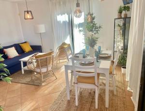 拉哈雷斯的住宿－Casa Alaia，客厅配有白色的桌子和椅子