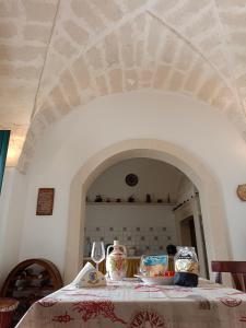 stół z tkaniną na górze w obiekcie Casa vacanze Chiarodiluna w mieście Giurdignano