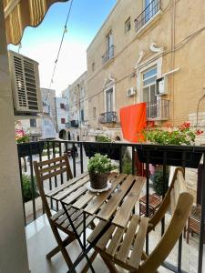 - Balcón con mesa y sillas de madera en A Casa Di Dora, en Bari 14 fotos más