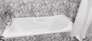 - Baño con lavabo blanco y ducha en Solar paneled home. Worry free for outages., en Bacolod