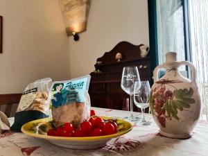 stół z talerzem jedzenia i kieliszkami do wina w obiekcie Casa vacanze Chiarodiluna w mieście Giurdignano