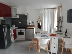 Kuchyňa alebo kuchynka v ubytovaní Le doux refuge