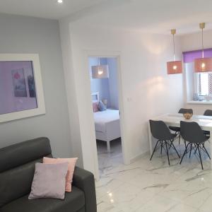 Villa Dolce Amaro في إيزولا: غرفة معيشة مع أريكة وطاولة