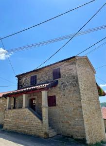 een bakstenen gebouw met een blauwe lucht op de achtergrond bij Istrian house Casa del nonno in Šmarje