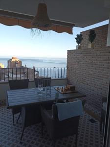 d'une terrasse avec une table et des chaises et une vue sur l'océan. dans l'établissement ADNANIa 2023, à La Herradura