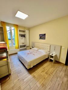 1 dormitorio con 1 cama grande y suelo de madera en Casa Zeffirino, en San Remo