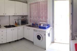 une cuisine avec un évier et une machine à laver dans l'établissement Duplex junto al Mar con Jardin y Piscina, à Puerto de Mazarrón