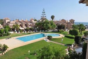 une image d'une piscine dans une villa dans l'établissement Duplex junto al Mar con Jardin y Piscina, à Puerto de Mazarrón