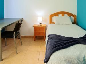 una camera da letto con un letto, una scrivania e una scrivania di Live Puertito Almirante a Puertito de Güímar