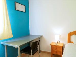 een bureau in een slaapkamer met een blauwe muur bij Live Puertito Almirante in Puertito de Güímar