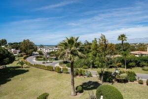 - une vue aérienne sur un parc avec un palmier dans l'établissement BmyGuest - Quinta do Lago Terrace Apartment II, à Quinta do Lago