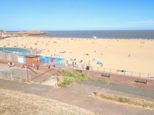 una playa con un montón de gente en ella en Seaside House en Great Yarmouth