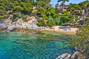 een strand met een groep mensen op het strand bij Playa de Aro in Platja  d'Aro