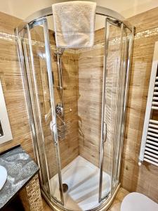 サンレモにあるCasa Zeffirinoのバスルーム(ガラス張りのシャワー付)が備わります。
