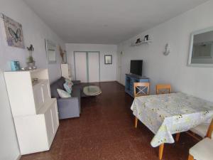 een woonkamer met een bed en een bank bij Playa de Aro in Platja  d'Aro